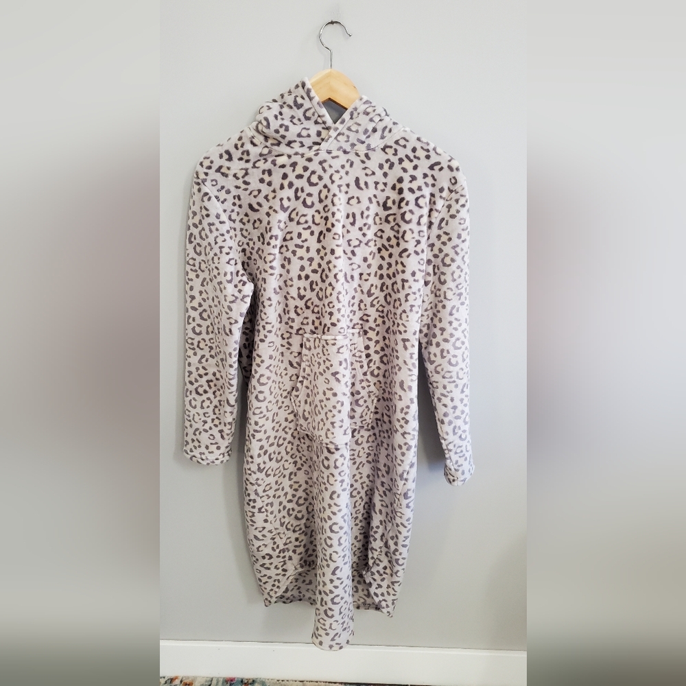 32 degree heat Leopard Print Hooded long lounger hoodie. womens S/M. EUC